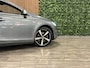 Volvo V40 2.0 T4 Business Sport Stoelverwarming | Parkeercamera | Cruise Control | Climate Control L+R | Parkeersensoren achter | 17 Inch | Alcantara/Lederen R-Design bekleding met witte bies en stiksel | Bluetooth telefoon en audio streaming | Navigatie | Adaptief TFT instrumentenpaneel met 3 instellingen | Regensensor | Automatisch dimmende binnenspiegel met frameless design | Elektrisch inklapbare buitenspiegels | Uitschuifbare midden armsteun | Netjes onderhouden! | Osmium Grey Metallic |