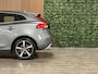 Volvo V40 2.0 T4 Business Sport Stoelverwarming | Parkeercamera | Cruise Control | Climate Control L+R | Parkeersensoren achter | 17 Inch | Alcantara/Lederen R-Design bekleding met witte bies en stiksel | Bluetooth telefoon en audio streaming | Navigatie | Adaptief TFT instrumentenpaneel met 3 instellingen | Regensensor | Automatisch dimmende binnenspiegel met frameless design | Elektrisch inklapbare buitenspiegels | Uitschuifbare midden armsteun | Netjes onderhouden! | Osmium Grey Metallic |