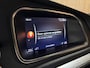 Volvo V40 2.0 T4 Business Sport Stoelverwarming | Parkeercamera | Cruise Control | Climate Control L+R | Parkeersensoren achter | 17 Inch | Alcantara/Lederen R-Design bekleding met witte bies en stiksel | Bluetooth telefoon en audio streaming | Navigatie | Adaptief TFT instrumentenpaneel met 3 instellingen | Regensensor | Automatisch dimmende binnenspiegel met frameless design | Elektrisch inklapbare buitenspiegels | Uitschuifbare midden armsteun | Netjes onderhouden! | Osmium Grey Metallic |