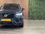 Volvo XC90 T8 AWD Recharge Ultra Ultimate Dark Luchtvering | Trekhaak | All Season Banden | 360 Camera | Head-Up Display | Harman Kardon | 455pk | Adaptieve Cruise Control | Standkachel met Volvo On Call App | Stoelverwarming voor+achter | Stuurwielverwarming | Schuifdak | Full LED Meesturende koplampen | Pilot Assist | BLIS Dode Hoek Detectie | Alcantara hemelbekleding | Lederen zonnekleppen en handgrepen | Elektrische voorstoelen geheugen | Lederen bekleding | Zitting verlenging voorstoelen | Lederen dashboard | 20 Inch | Google Infotainment | Keyless Drive | Privacy Glass | Elektrisch bedienbare achterklep | Geïntegreerd kinderzitje achterin | Geïntegreerde zongordijnen achterportieren | Verlichte instaplijsten | 7-Persoons | 4-Zone Climate Control | DAB Radio | Apple Carplay/Android Auto | Alarm Klasse III | Draadloos telefoon opladen | Denim Blue Metallic |
