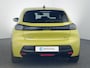 Peugeot e-208 GT | 8 jaar fabrieksgarantie of 160.000 kilometer op het accupakket | Adaptieve cruise control met Stop&Go functie | Armsteunen op de voorportieren bekleed met kunstleder met groen sierstiksel (GT-Line)
