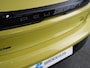 Peugeot e-208 GT | 8 jaar fabrieksgarantie of 160.000 kilometer op het accupakket | Adaptieve cruise control met Stop&Go functie | Armsteunen op de voorportieren bekleed met kunstleder met groen sierstiksel (GT-Line)