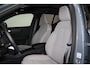 Volvo XC40 Recharge Twin Ultimate 78 kWh - Panorama/schuifdak - IntelliSafe Assist & Surround - 360º Camera - Harman/Kardon audio - Verwarmde voorstoelen & stuur - Parkeersensoren voor & achter - Elektr. bedienb. voorstoelen met geheugen links - Draadloze tel. lader - Warmtepomp - Extra getint glas - 19' LMV