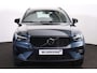 Volvo XC40 B4 Plus Dark - IntelliSafe Assist & Surround - Harman/Kardon audio - Parkeercamera achter - Verwarmde voorstoelen & stuur - Parkeersensoren voor & achter - Elektr. bedienb. voorstoelen met geheugen links - Draadloze tel. lader - Elektr. inklapbare trekhaak - 19' LMV