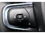 Volvo XC40 B4 Plus Dark - IntelliSafe Assist & Surround - Harman/Kardon audio - Parkeercamera achter - Verwarmde voorstoelen & stuur - Parkeersensoren voor & achter - Elektr. bedienb. voorstoelen met geheugen links - Draadloze tel. lader - Elektr. inklapbare trekhaak - 19' LMV