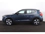 Volvo XC40 B4 Plus Dark - IntelliSafe Assist & Surround - Harman/Kardon audio - Parkeercamera achter - Verwarmde voorstoelen & stuur - Parkeersensoren voor & achter - Elektr. bedienb. voorstoelen met geheugen links - Draadloze tel. lader - Elektr. inklapbare trekhaak - 19' LMV