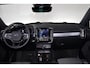 Volvo XC40 B4 Plus Dark - IntelliSafe Assist & Surround - Harman/Kardon audio - Parkeercamera achter - Verwarmde voorstoelen & stuur - Parkeersensoren voor & achter - Elektr. bedienb. voorstoelen met geheugen links - Draadloze tel. lader - Elektr. inklapbare trekhaak - 19' LMV