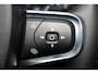 Volvo XC40 B4 Plus Dark - IntelliSafe Assist & Surround - Harman/Kardon audio - Parkeercamera achter - Verwarmde voorstoelen & stuur - Parkeersensoren voor & achter - Elektr. bedienb. voorstoelen met geheugen links - Draadloze tel. lader - Elektr. inklapbare trekhaak - 19' LMV