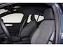Volvo XC40 B4 Plus Dark - IntelliSafe Assist & Surround - Harman/Kardon audio - Parkeercamera achter - Verwarmde voorstoelen & stuur - Parkeersensoren voor & achter - Elektr. bedienb. voorstoelen met geheugen links - Draadloze tel. lader - Elektr. inklapbare trekhaak - 19' LMV