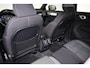Volvo XC40 B4 Plus Dark - IntelliSafe Assist & Surround - Harman/Kardon audio - Parkeercamera achter - Verwarmde voorstoelen & stuur - Parkeersensoren voor & achter - Elektr. bedienb. voorstoelen met geheugen links - Draadloze tel. lader - Elektr. inklapbare trekhaak - 19' LMV