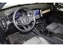 Volvo XC40 B4 Plus Dark - IntelliSafe Assist & Surround - Harman/Kardon audio - Parkeercamera achter - Verwarmde voorstoelen & stuur - Parkeersensoren voor & achter - Elektr. bedienb. voorstoelen met geheugen links - Draadloze tel. lader - Elektr. inklapbare trekhaak - 19' LMV