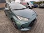 Toyota Yaris HYBRID 115 DYNAMIC COMFORT PACK NIEUW & DIRECT LEVERBAAR!!! STOEL/STUURVERW PARK-SENSOREN BLIND-SPOT APPLE/ANDROID KEYLESS 16" LM-VELGEN