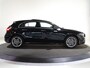 Mercedes-Benz A-klasse 250e Business Solution AMG | Panoramaschuifdak | Head-up display | Premium Plus | Stoelverwarming | 360° camera |