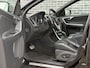 Volvo XC60 2.0 T5 FWD R-Design | Panoramadak | Standkachel | Bi-xenon koplampen | 20" velgen | Navigatie | Elektrische stoelverstelling | Stoelverwarming | Lederen sportstoelen | Voorruitverwarming | Volvo On Call |