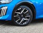 Peugeot 208 GT | Armsteunen op de voorportieren bekleed met kunstleder met groen sierstiksel (GT-Line) | Climate Control | Dashboard en deurpanelen in kunststof met carboneffect