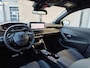 Peugeot 208 GT | Armsteunen op de voorportieren bekleed met kunstleder met groen sierstiksel (GT-Line) | Climate Control | Dashboard en deurpanelen in kunststof met carboneffect