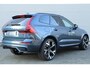 Volvo XC60 T6 AutomaatPlug-in hybrid AWD Plus Black Edition | 22 inch 5-Dubbel Spaaks Glossy Black / Diamond Cut Velgen | Luxe Lederen Bekleding | Extra Getint Glas Achterportieren En Bagageruimte | Grafisch Head-up Display | Elektrisch Glazen Panorama-Dak | Visual Park Assist Met Front "Fisheye" View | Electronic Climate Controle | Verwarmende Voorstoelen + Stuurwiel | Verwarmbare Buitenste Zitplaatsen Tweede Zitrij |