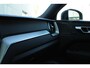 Volvo XC60 T6 AutomaatPlug-in hybrid AWD Plus Black Edition | 22 inch 5-Dubbel Spaaks Glossy Black / Diamond Cut Velgen | Luxe Lederen Bekleding | Extra Getint Glas Achterportieren En Bagageruimte | Grafisch Head-up Display | Elektrisch Glazen Panorama-Dak | Visual Park Assist Met Front "Fisheye" View | Electronic Climate Controle | Verwarmende Voorstoelen + Stuurwiel | Verwarmbare Buitenste Zitplaatsen Tweede Zitrij |
