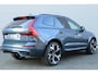 Volvo XC60 T6 AutomaatPlug-in hybrid AWD Plus Black Edition | 22" 5-Dubbel Spaaks Glossy Black / Diamond Cut Velgen | Luxe Lederen Bekleding | Extra Getint Glas Achterportieren En Bagageruimte | Grafisch Head-up Display | Elektrisch Glazen Panorama-Dak | Visual Park Assist Met Front "Fisheye" View | Electronic Climate Controle | Verwarmende Voorstoelen + Stuurwiel | Verwarmbare Buitenste Zitplaatsen Tweede Zitrij |