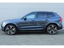 Volvo XC60 T6 AutomaatPlug-in hybrid AWD Plus Black Edition | 22 inch 5-Dubbel Spaaks Glossy Black / Diamond Cut Velgen | Luxe Lederen Bekleding | Extra Getint Glas Achterportieren En Bagageruimte | Grafisch Head-up Display | Elektrisch Glazen Panorama-Dak | Visual Park Assist Met Front "Fisheye" View | Electronic Climate Controle | Verwarmende Voorstoelen + Stuurwiel | Verwarmbare Buitenste Zitplaatsen Tweede Zitrij |