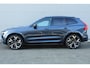 Volvo XC60 T6 AutomaatPlug-in hybrid AWD Plus Black Edition | 22" 5-Dubbel Spaaks Glossy Black / Diamond Cut Velgen | Luxe Lederen Bekleding | Extra Getint Glas Achterportieren En Bagageruimte | Grafisch Head-up Display | Elektrisch Glazen Panorama-Dak | Visual Park Assist Met Front "Fisheye" View | Electronic Climate Controle | Verwarmende Voorstoelen + Stuurwiel | Verwarmbare Buitenste Zitplaatsen Tweede Zitrij |