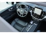 Volvo XC60 2.0 T6 Plug-in hybrid AWD Plus Black Edition | Lichtmetalen Velgen 21" | Luxe Lederen/stof Bekleding | Premium Audio By Harman Kardon | Head-up Display | Elektrisch Glazen Panorama-Dak | Visual Park Assist | Extra Getint Glas Achterportieren En Bagageruimte | Electronic Climate Controle | Voorstoelen + Stuurwiel Verwaremend | Verwarmbare buitenste zitplaatsen tweede zitrij |