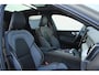 Volvo XC60 2.0 T6 Plug-in hybrid AWD Plus Black Edition | Lichtmetalen Velgen 21" | Luxe Lederen/stof Bekleding | Premium Audio By Harman Kardon | Head-up Display | Elektrisch Glazen Panorama-Dak | Visual Park Assist | Extra Getint Glas Achterportieren En Bagageruimte | Electronic Climate Controle | Voorstoelen + Stuurwiel Verwaremend | Verwarmbare buitenste zitplaatsen tweede zitrij |