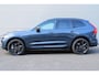 Volvo XC60 2.0 T6 Plug-in hybrid AWD Plus Black Edition | Lichtmetalen Velgen 21" | Luxe Lederen/stof Bekleding | Premium Audio By Harman Kardon | Head-up Display | Elektrisch Glazen Panorama-Dak | Visual Park Assist | Extra Getint Glas Achterportieren En Bagageruimte | Electronic Climate Controle | Voorstoelen + Stuurwiel Verwaremend | Verwarmbare buitenste zitplaatsen tweede zitrij |