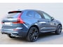 Volvo XC60 2.0 T6 Plug-in hybrid AWD Plus Black Edition | Lichtmetalen Velgen 21" | Luxe Lederen/stof Bekleding | Premium Audio By Harman Kardon | Head-up Display | Elektrisch Glazen Panorama-Dak | Visual Park Assist | Extra Getint Glas Achterportieren En Bagageruimte | Electronic Climate Controle | Voorstoelen + Stuurwiel Verwaremend | Verwarmbare buitenste zitplaatsen tweede zitrij |