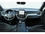 Volvo XC60 2.0 T6 Plug-in hybrid AWD Plus Black Edition | Lichtmetalen Velgen 21" | Luxe Lederen/stof Bekleding | Premium Audio By Harman Kardon | Head-up Display | Elektrisch Glazen Panorama-Dak | Visual Park Assist | Extra Getint Glas Achterportieren En Bagageruimte | Electronic Climate Controle | Voorstoelen + Stuurwiel Verwaremend | Verwarmbare buitenste zitplaatsen tweede zitrij |
