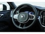 Volvo XC60 2.0 T6 Plug-in hybrid AWD Plus Black Edition | Lichtmetalen Velgen 21" | Luxe Lederen/stof Bekleding | Premium Audio By Harman Kardon | Head-up Display | Elektrisch Glazen Panorama-Dak | Visual Park Assist | Extra Getint Glas Achterportieren En Bagageruimte | Electronic Climate Controle | Voorstoelen + Stuurwiel Verwaremend | Verwarmbare buitenste zitplaatsen tweede zitrij |