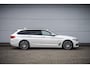 BMW 5-Serie Touring 540i xDrive | Individual | Panodak | Comfortzetels | 4W Sturing | HUD | Trekhaak | 20 inch |