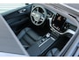 Volvo XC60 2.0 T6 Plug-in hybrid AWD Plus Black Edition | Lichtmetalen Velgen 21" | Head-up Display | Elektrisch Glazen Panorama-Dak | Rondomzicht Camera | Premium Audio by Harman Kardon | Visual Park Assist | Luxe Lederen/stof Bekleding |  Electronic Climate Controle | Voorstoelen + Stuurwiel Verwarmend | Verwarmbare Buitenste Zitplaatsen Tweede Zitrij |