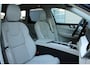 Volvo XC60 2.0 T6 Plug-in hybrid AWD Plus Dark | 21" 5-V Spaaks Glossy Black / Diamond Cut velgen | head-up display | Elektrisch Bedienbaar Glazen Panoramisch Schuif-/kanteldak Met Elektrisch Bedienbaar Zonnescherm | Visual Park Assist | Premium Audio by Harman Kardon | Electronic Climate Controle | Luxe Lederen Bekleding | Stoel Ventilatie Voor | Voorstoelen + Stuurwiel Verwarmend | Verwarmbare buitenste zitplaatsen tweede zitrij |
