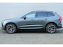 Volvo XC60 2.0 T6 Plug-in hybrid AWD Plus Dark | 21" 5-V Spaaks Glossy Black / Diamond Cut velgen | head-up display | Elektrisch Bedienbaar Glazen Panoramisch Schuif-/kanteldak Met Elektrisch Bedienbaar Zonnescherm | Visual Park Assist | Premium Audio by Harman Kardon | Electronic Climate Controle | Luxe Lederen Bekleding | Stoel Ventilatie Voor | Voorstoelen + Stuurwiel Verwarmend | Verwarmbare buitenste zitplaatsen tweede zitrij |