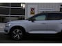 Volvo XC40 1.5 T5 262PK Plug in hybride R-Design*Perfect Onderh.*Pano/Elek. Trekhaak/Leder/Stoelverw./Stuurverw./Camera/LED/Standkachel/Keyless Entry+Go/Apple Carplay-Android/Parkeersens.V+A/19 inch LM*
