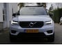 Volvo XC40 1.5 T5 262PK Plug in hybride R-Design*Perfect Onderh.*Pano/Elek. Trekhaak/Leder/Stoelverw./Stuurverw./Camera/LED/Standkachel/Keyless Entry+Go/Apple Carplay-Android/Parkeersens.V+A/19 inch LM*
