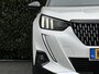 Peugeot 2008 1.2 PureTech GT-Line, NIEUW MODEL, PANO, LEDER, 3D-COCKPIT, NAVI, CRUISE, LANE, CLIMATE CONTROL, STOELVERWARMING, KEYLESS, LED, PDC, DAB, DODEHOEK, CAMERA, ELEKTRISCHE STOELEN, LICHTMETAAL 17"