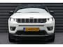 Jeep Compass 4XE 240 PLUG-IN HYBRID ELECTRIC S AUTOMAAT / NAVI / LEDER / PDC / CLIMA / 19"LMV / CAMERA / KEYLESS / FULL-LED / ELEKTR. ACHTERKLEP / WINTERPAKKET / BLUETOOTH / CRUISECONTROL / 1E EIGENAAR / SCHITTERENDE STAAT !!
