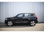 Volvo XC40 T2 Business Pro | Automaat | Panoramadak | Adaptive cruise control | Stoel- en stuurverwarming | Verwarmbare voorruit | Navigatie | Android Auto / Apple Carplay | 19" velgen | Keyless | Achteruitrijcamera |