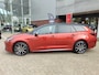 Toyota Corolla Touring Sports Hybrid 180 GR SPORT PLUS NIEUW DIRECT LEVERBAAR! SCHUIFDAK JBL-AUDIO HEAD-UP NAVI STOELVERW NAVI 18'' LM-VELGEN PARK-SENSOREN BLIND SPOT APPLE/ANDROID