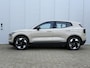 Volvo EX30 Single Motor Extended Range Plus Europa 69 kWh **DIRECT LEVERBAAR**| Sand Dune metallic | Pine interieur | Verwarmde voorstoelen en stuurwiel | Elektrisch verstelbare voorstoelen | Google-Maps navigatie | Adapt. Cruise Control | Pilot assist | Blind Spot | Park Assist camera achter  | Warmtepomp | Keyless | Premium audio by Harman Kardon | Draadloos telefoon opladen | 19” 5-spaaks Aero lichtmetalen velgen |