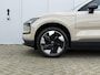 Volvo EX30 Single Motor Extended Range Plus Europa 69 kWh **DIRECT LEVERBAAR**| Sand Dune metallic | Pine interieur | Verwarmde voorstoelen en stuurwiel | Elektrisch verstelbare voorstoelen | Google-Maps navigatie | Adapt. Cruise Control | Pilot assist | Blind Spot | Park Assist camera achter  | Warmtepomp | Keyless | Premium audio by Harman Kardon | Draadloos telefoon opladen | 19” 5-spaaks Aero lichtmetalen velgen |