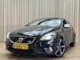 Volvo V40 1.6 T4 R-Design *Panoramadak* 180PK / BLIS / Adapt. Cruise / Afn. Trekhaak / Stoelverwarming / Camera / Org.NL!