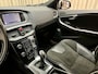 Volvo V40 1.6 T4 R-Design *Panoramadak* 180PK / BLIS / Adapt. Cruise / Afn. Trekhaak / Stoelverwarming / Camera / Org.NL!