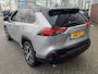 Toyota RAV4 2.5 Plug-in Hybrid AWD BI-TONE PLUS TREKHAAK 1500KG TREKGEW LEER STOELKOELING/VERWARMING PARK-SENSOREN 360-CAMERA 4S-BANDEN JBL-AUDIO HEAD-UP