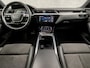 Audi E-tron e-tron 50 quattro Launch edition Black 71 kWh (PANORAMADAK, BLACK EDITION, APPLE CARPLAY, ZWART HEMEL, STOELVERWARMING, MEMORY STOELEN, ADAPTIVE CRUISE, RODE REMKLAUWEN, NIEUWSTAAT)