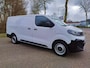 Opel Vivaro-e Electric L3 75 kWh 136pk | 8 jaar garantie | 0% financial lease | Multimedia | Apple Carplay | Android Auto | Achteruitrijcamera | Parkeersensoren voor en achter | Digitale cockpit | Stuurwielbediening | Tussenwand comfort met raam | Bestuurdersstoel comfort | Bank voorpassagiers | Reservewiel | van €46.894 voor €40.050