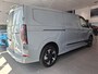 Ford Transit Custom 320 2.5 PHEV L2H1 Sport | 19 INCH VELGEN | INKLAPBARE TREKHAAK | VERWARMBAAR STUURWIEL | CENTRALE DUBBELE VERGRENDELING | PREMIUM LAK: GREY MATTER | ADAPTIVE CRUISE CONTROL | PROGRAMMEERBARE VOERTUIG INTERFACE