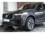Volvo XC90 T8 Recharge AWD Ultimate Dark | Wegklapbare trekhaak | 360 Graden Camera | Getint Glas Achter | Luchtvering | Adaptieve Cruise Control | Verwarmbare Voorstoelen | Dodehoekdetectie Met Correctie | Panorama Dak | Rijstrooksensor Met Correctie | Navigatiesysteem | Keyless Entry | Verwarmbare Achterbank